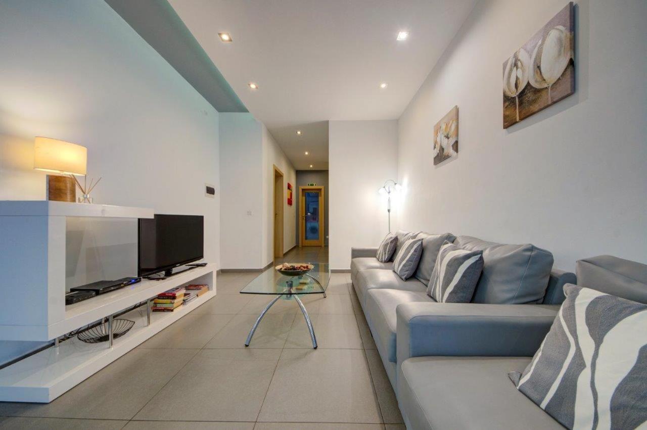 2 Bedroom Close To Seafront Appartement *