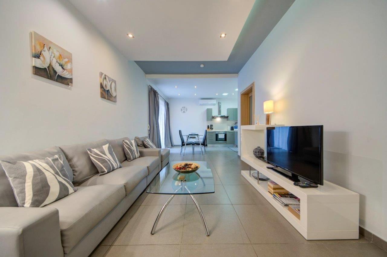2 Bedroom Close To Seafront Appartement *